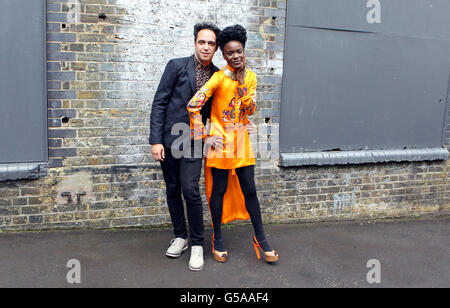 DaN Smith (a sinistra) e Shingai Shoniwa di Noisettes partecipano a prove per il BT River of Music presso gli studi di prove di John Henry, Londra. Foto Stock