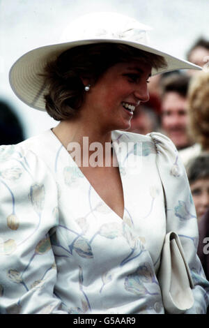 PRINCIPESSA DI GALLES 1987: La Principessa di Galles trascorse il suo sesto anniversario di matrimonio a Tidworth, Hampshire, quando presentò un nuovo guidon al 13esimo/18esimo Royal Hussars (la Regina Maria). Qui la principessa sorride mentre parla con la folla riunita a Tidworth per guardare l'evento. Foto Stock