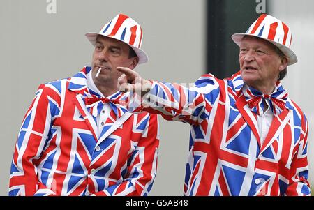 Due appassionati di golf vestiti con le tute Union Flag osservano l'azione precoce il primo giorno dell'Open Championship 2012 al Royal Lytham & St. Annes Golf Club, Lytham & St Annes. Foto Stock