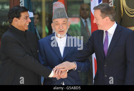 Il primo Ministro David Cameron si unisce oggi al primo Ministro pakistano Raja Pervez Ashfref (sinistra) e al Presidente afgano Hamid Karzai (centro) al Palazzo Presidenziale di Kabul per un incontro trilaterale. Foto Stock