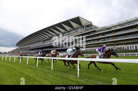 L'eventuale vincitore Romeo Montague è stato colpito da Ryan Moore Trails Purification indescato da William Buick in The Close Brothers Property Finance handicap Stakes il primo giorno del weekend Betfair all'ippodromo Ascot di Ascot. Foto Stock