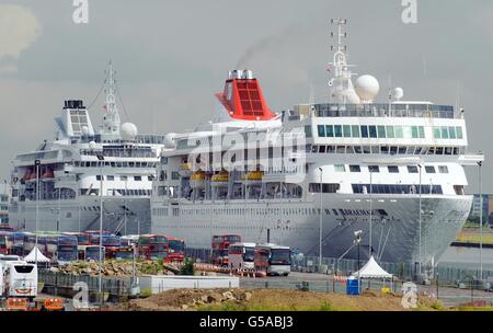 Una visione generale delle navi passeggeri Braemar (a destra) e Gemini nei Royal Albert Docks, a est di Londra, dove vivranno i lavoratori olimpici durante i giochi. Foto Stock