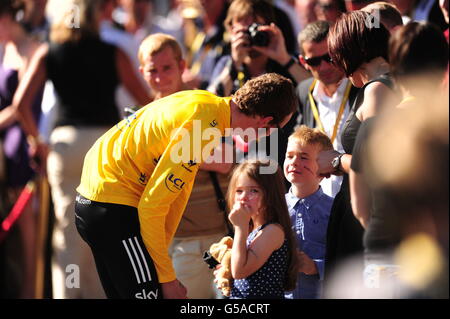 Il Bradley Wiggins of Sky Pro Racing della Gran Bretagna celebra con sua moglie Cath e i figli ben e Isabella dopo aver vinto il Tour de France 2012 a Parigi, Francia. Foto Stock