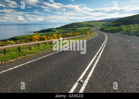 Strada vicino a Helmsdale, Sutherland, Scozia - Questa strada è parte della costa Nord 500 Route. Foto Stock