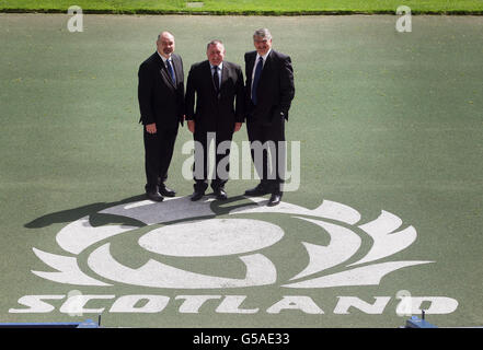 Mark Dobson, Chief Executive della Scottish Rugby Union (da sinistra a destra), il presidente Ian McLauchlan e il presidente Sir Moir Lockhead durante il Rugby Union AGM scozzese al Murrayfield, Edimburgo. Foto Stock