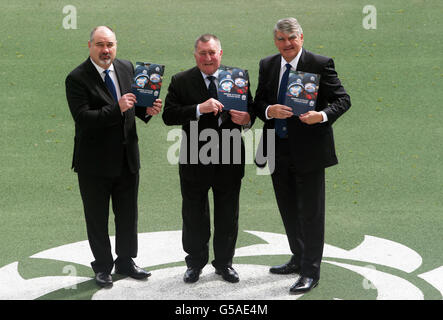 Mark Dobson, Chief Executive della Scottish Rugby Union (da sinistra a destra), il presidente Ian McLauchlan e il presidente Sir Moir Lockhead durante il Rugby Union AGM scozzese allo stadio Murrayfield di Edimburgo. PREMERE ASSOCIAZIONE foto. Data foto: Sabato 30 giugno 2012. Il credito fotografico dovrebbe essere: David Cheskin/PA Wire. Foto Stock