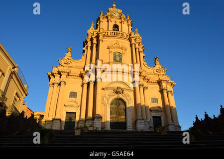 La cattedrale di San Giorgio (Cattedrale di San Giorgio) all alba - Piazza del Duomo, Ragusa Ibla, Sicilia, Italia Foto Stock