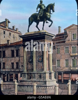 Vor der Johannes und Paulus Kirche steht das Colleoni-Denkmal, dem Gedächtnis des tapferen Söldnerführers gewidmet Colleoni. Die edle Haltung des Rosses und die stolze Gestalt des Reiters verraten hohen künstlerischen Geschmack. Ja uomo bezeichnet dieses Denkmal nicht mit Unrecht als eines der schönsten, wenn nicht als das schönste Reiterdenkmal der Welt. Der Schöpfer ist Andrea del Verrocchio. Die statua wurde die letzte und zugleich größte und schönste Arbeit des berühmten Meisters. viaggi, Italia, Venezia, Veneto, Veneto, storia, storico Archivio, Carl Simon, 1910s, xx secolo, monumento Foto Stock