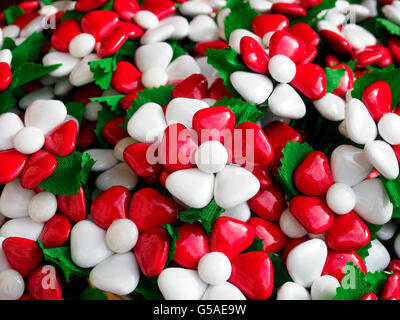 Confetti come petali per queste creazioni floreali utilizzando i colori della bandiera italiana. Foto Stock