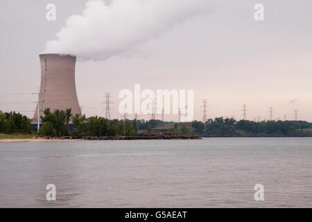 Ciminiere della centrale nucleare con le linee di alimentazione Foto Stock