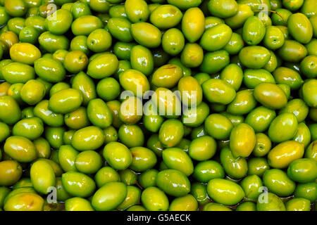 Verde e gustose olive in vendita in un cibo street market. Foto Stock