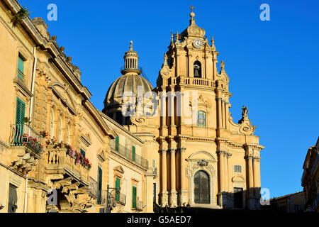 La cupola e la facciata della Cattedrale di San Giorgio (Cattedrale di San Giorgio) in Piazza del Duomo, Ragusa Ibla, Sicilia, Italia Foto Stock