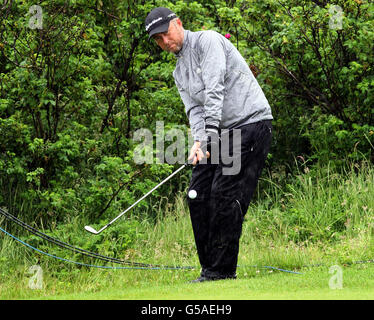 Golf - 2012 Irish Open - 3° giorno - Royal Portrush Golf Club. Mark Foster in Inghilterra si getterà sulla prima buca durante il terzo giorno dell'Irish Open al Royal Portrush Golf Club di Portrush. Foto Stock