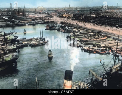 Großstädte sehen sich natürlich in aller Welt gleich und bergen neben Armut Reichtum. Wir sind nun a Rotterdam, das da liegt, wo die Rotte in die Maas f1ießt. Der Ort ist Fluß- und Seehafenstadt zu gleicher Zeit, hat als solche Öhnlichkeit mit Amburgo. Dass Rotterdam in modo gewachsen ist, verdankt es auch circuizione Lage an den Gewässern vereinigten des Lek, der Waal, Maas und der Ijssel, durch die es gleichsam Rheinmündungsstadt und Haupthafen für den niederländischen wie westdeutschen Handel geworden ist. Paesi Bassi, 1910S, 1920s, xx secolo, archivio, Carl Simon, viaggi, storia, storico, ci Foto Stock