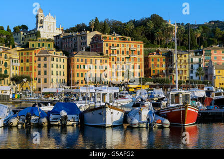 Rapallo, Italia, marina a surise, con barche colorate in porto Foto Stock