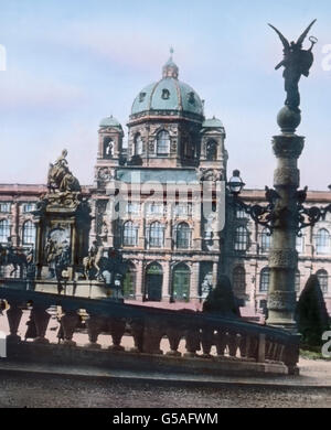 Ungeheuer ist, era sich un Kunstschätzen in Wien im Laufe der Jahrhunderte angesammelt hat. Das wertvollste findet man im Staatsmuseum, vor dem das Denkmal der Kaiserin Maria Theresia steht. Auf einem hohen, mit rilievi gezierten Sockel sitzt die Kaiserin auf einem thronartigen Sessel. An den vier Ecken des Sockels sprengen überlebensgroß ihre berühmtesten Feldherren, auf wundervoll modellierten Pferden daher. Den Museen in Wien und ihren Schätzen könnte man einen eigenen Vortrag widmen, wenn man sie in Wirklichkeit besichtigen wollte, hätte man wochenlang zu tun. Austria, 1910S, 1920s, xx c Foto Stock