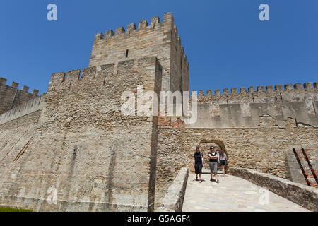 Il Castelo de São Jorge (Saint George Castle) le pareti e i turisti a Lisbona, Portogallo. Foto Stock