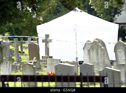 Una visione generale della scena fuori di una chiesa a Writtle, Essex, dopo che un uomo ha voluto per l'omicidio di un ufficiale di polizia è stato trovato morto. Foto Stock