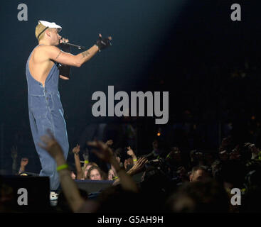 Il cantante rap americano Eminem si esibisce durante i Brit Awards 2001, ospitati dai presentatori SMTV ANT e Dic, presso Earls Court a Londra. Foto Stock