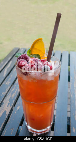 Il ghiaccio estivo rinfrescante drink con un sacco di diversi tipi di frutta Foto Stock