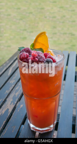 Il ghiaccio estivo rinfrescante drink con un sacco di diversi tipi di frutta Foto Stock