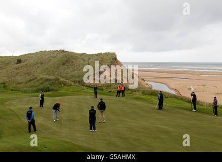 Donald Jnr gioca una partita di golf sul campo Trump International Golf Links vicino ad Aberdeen, dopo che è stato ufficialmente aperto questa mattina. Foto Stock