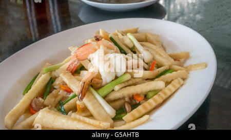 Saltate in padella i germogli di bambù e di verdure con gamberi Foto Stock