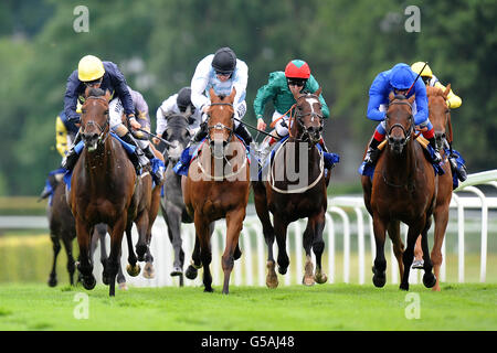 Corse ippiche - Coral Eclipse Summer Festival - Coral Eclipse Day - Sandown Park. Corridori e corridori durante il Coral Challenge Foto Stock