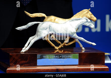 Corse ippiche - Coral Eclipse Summer Festival - Coral Eclipse Day - Sandown Park. Il trofeo Coral-Eclipse Foto Stock