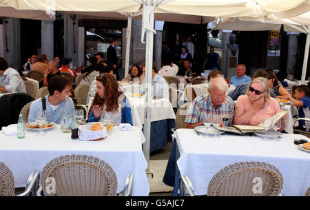 Due coppie di un pranzo in Candido, Segovia Foto Stock