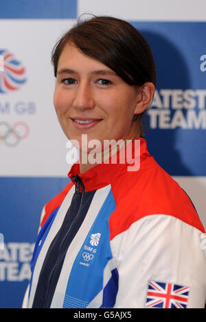 Lizzie Neave della Gran Bretagna durante la sessione di kitting out della London 2012 alla Loughborough University di Loughborough. Foto Stock