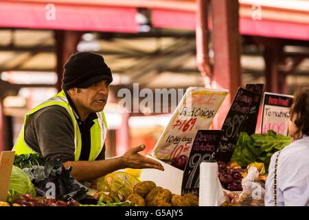 Produrre e sui prodotti venduti nel vecchio mercato di Victoria nella città di Melbourne, Australia Foto Stock