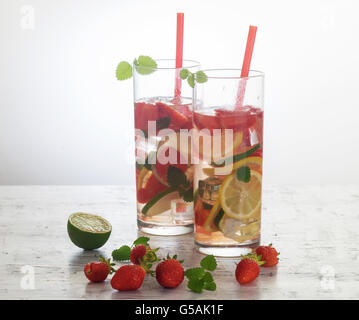 Due bicchieri di freddo acqua infusa con fragola Foto Stock