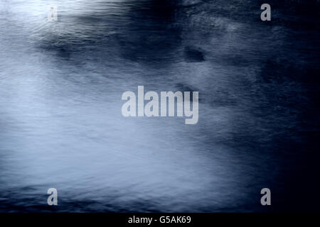 Scure e sfocate abstract di anatre nuotare in un stagno. Foto Stock