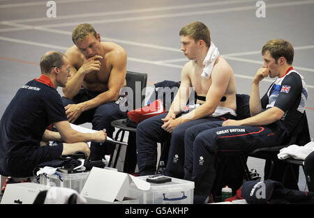 Great Britain's (da sinistra a destra) Sir Chris Hoy, Philip Hindes e Jason Kenny parlano con l'allenatore di sprint Iain Dyer durante il Track Cycling Media Day al National Velodrome di Newport Foto Stock