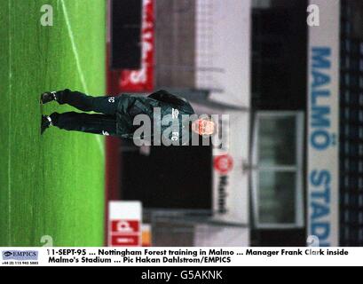 11 SETTEMBRE 95. Nottingham Forest formazione a Malmo. Manager Frank Clark all'interno del Malmo's Stadium Foto Stock