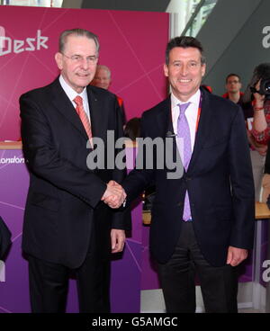 presidente del Comitato Olimpico Internazionale Jacques Rogge (a sinistra) con Lord Sebastian Coe (a destra) all'aeroporto di Heathrow. Foto Stock