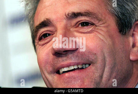 L'ex allenatore di calcio inglese Kevin Keegan durante una conferenza stampa per l'estrazione dei Lincoln handicap all'ippodromo di Doncaster 22/03/2001. Il Lincoln handicap si terrà a Doncaster sabato 24/03/2001. *... 24/05/2001 ex allenatore di calcio inglese, Newcastle e Fulham Kevin Keegan che, è stato annunciato, sarà il nuovo manager a Manchester City. La città saccheggiò Joe Royle dopo una stagione che si concluse con il rilancio del club. Foto Stock