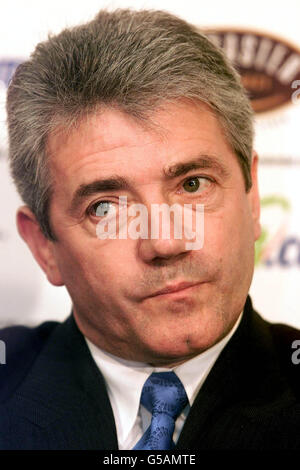 L'ex allenatore di calcio inglese Kevin Keegan durante una conferenza stampa per l'estrazione dei Lincoln handicap all'ippodromo di Doncaster 22/03/2001. Il Lincoln handicap si terrà a Doncaster sabato 24/03/2001. Foto Stock