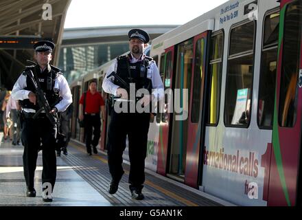 Ufficiali di polizia armati in pattuglia alla stazione di Stratford. Foto Stock