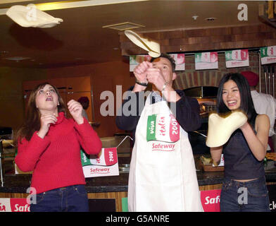 (L-R) Singers Charlotte Church, Russell Watson e la violinista Vanessa Mae, lanciano pizze nell'aria al supermercato Safeway di Wapping East London, per promuovere Safeway picnic con Pavarotti, un concerto con la cantante italiana, che si terrà a Hyde Park di Londra. Foto Stock