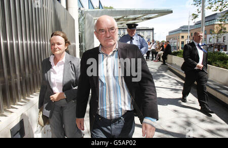 L'ex direttore finanziario della Anglo Irish Bank Willie McAteer, 61 anni, di Rathgar, a sud di Dublino, lascia il Tribunale distrettuale di Dublino, dove è stato accusato di 16 reati di frode. Foto Stock