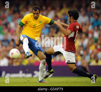 Sandro del Brasile (a sinistra) e la battaglia di Saleh Gomaa dell'Egitto per la palla durante il Brasile contro l'Egitto, Mens Football, primo turno, partita del gruppo C al Millennium Stadium, Cardiff. Foto Stock