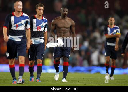 (Da sinistra a destra) in Gran Bretagna Tom Cleverley, Aaron Ramsey e Michah Richards sono espulsi dopo la Gran Bretagna contro Senegal, Mens Football, First Round, Gruppo A match a Old Trafford, Manchester. Foto Stock