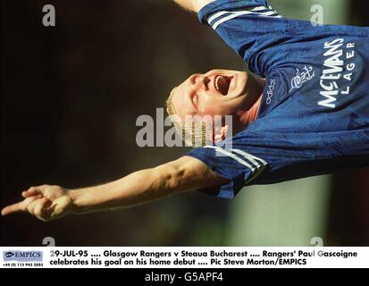 29-LUG-95, Glasgow Rangers / Steaua Bucharest, Paul Gascoigne di Rangers celebra il suo obiettivo sul suo debutto in casa Foto Stock