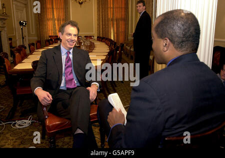 Il primo ministro Tony Blair (a sinistra) nella stanza del gabinetto n. 10 Downing Street, Londra, durante un'intervista di Ron Allen (di nuovo alla macchina fotografica), corrispondente con il canale televisivo americano NBC, circa l'epidemia di afta epizootica nel Regno Unito. Foto Stock