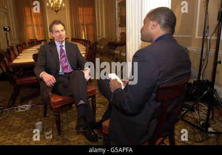 Il primo Ministro Tony Blair (a sinistra) nella Sala del Gabinetto n. 10 Downing Street, Londra, durante un'intervista di Ron Allen, corrispondente al canale televisivo americano NBC, circa l'epidemia di afta epizootica nel Regno Unito. Foto Stock