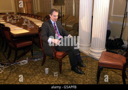 Il primo ministro Tony Blair nella stanza del gabinetto del n° 10 Downing Street, Londra, prima di un'intervista di Ron Allen, corrispondente al canale televisivo americano NBC, sull'epidemia di afta epizootica nel Regno Unito. Foto Stock