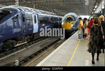 Un treno Javelin ad alta velocità che serve l'Olympic Park a Stratford, nella parte est di Londra, arriva a un binario alla stazione di St Pancras a Londra, quando il servizio è partito con un inauscitoso inizio quando il primo treno ufficiale è partito con cinque minuti di ritardo oggi. Foto Stock