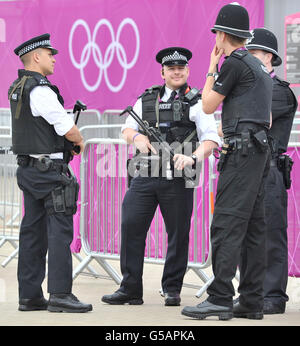 Poliziotti armati al parco olimpico, a Stratford, nella zona est di Londra, mentre si svolgono i preparativi finali per l'inizio dei Giochi Olimpici di Londra del 2012. Foto Stock